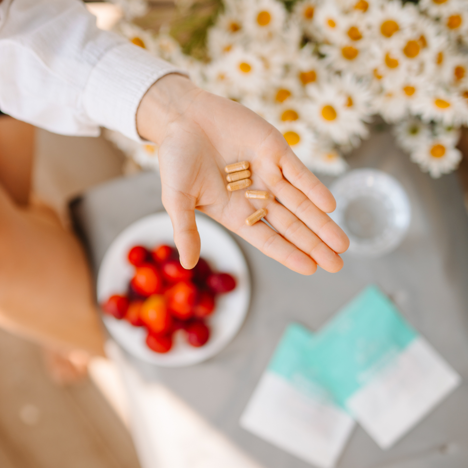 GraSole ProViotics - 25 billion PLANT-BASED LIVING BACTERIA 20 caps in palm